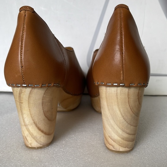 Free People Monroe Luggage Brown Cut Out Side Wood Heels Women’s Clogs Size: 38 - Picture 5 of 15